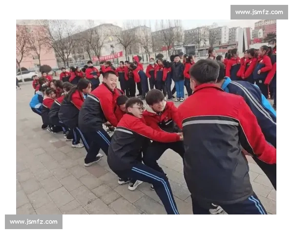 《力量与合作的较量：拔河比赛中的团结与奋力拼搏》