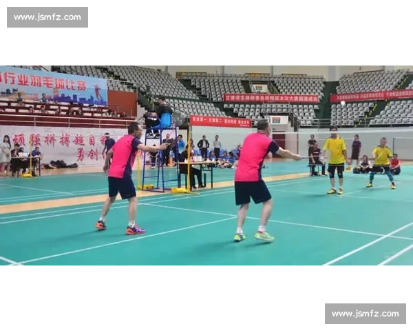 羽毛球赛场激情四溢，奋力拼搏勇往直前，展现竞技风采与青春力量