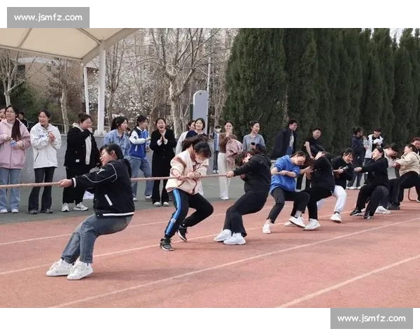 绳索紧绷脚步齐踏汗水飞溅呐喊震天的拔河瞬间纪实力量对抗与团队意志描写